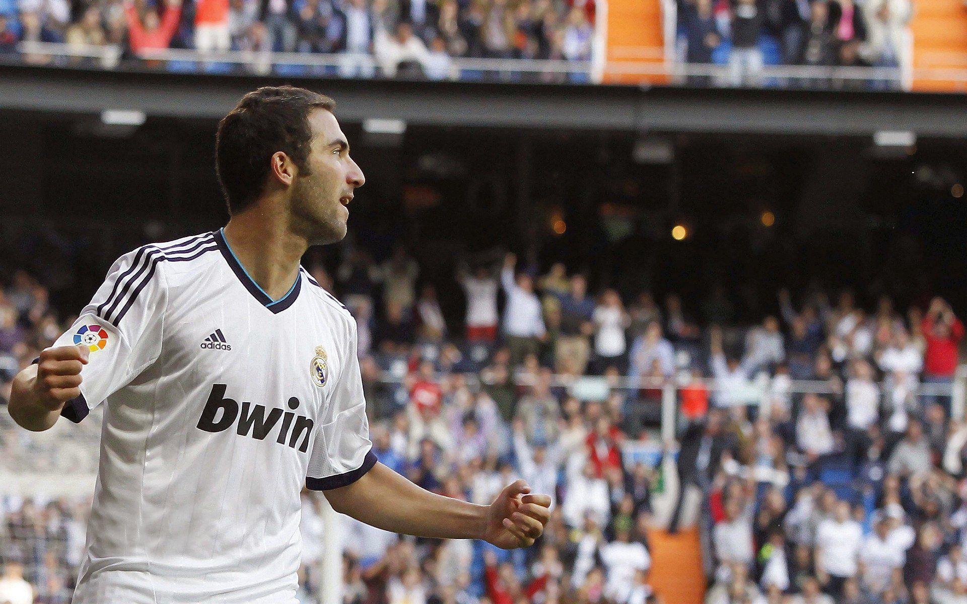 赛场内外的战友情谊，战场上的友情